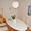 Apartament Przystań - salon, stół może pomieścić swobodnie 6 osób
